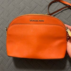 Fun colored Michael kors crossbody! Perfect for spring and summer!!
